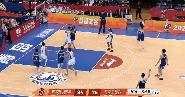 kaiyun-段昂君身后抢篮板撞到徐杰膝盖，徐杰小腿不适被换下场