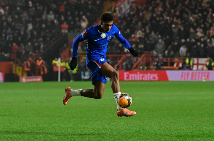 开云官方网站-法尔克：拜仁关注切尔西后卫阿昌庞，但得金玟哉离队才会出手