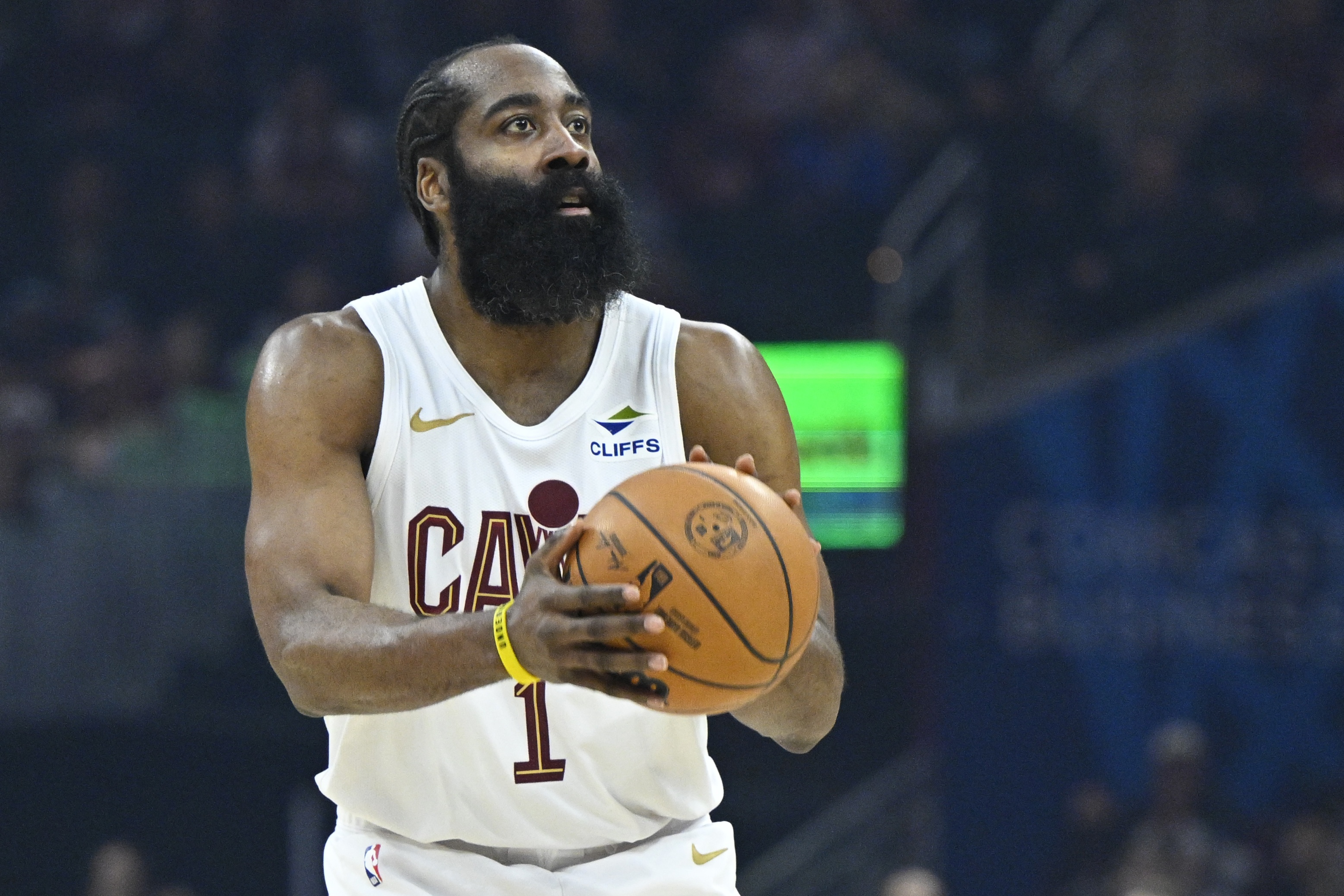 开云网址-火箭媒体人：哈登季后赛要是有SGA的哨子 现在他得有1-2个冠军