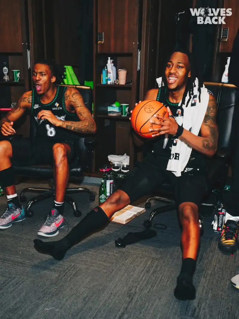 圆满纪念！多森姆赛后收获本场比赛用球