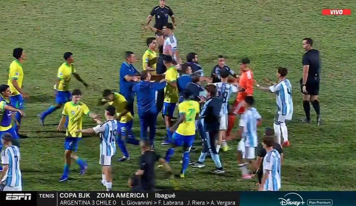 阿根廷U17队0-3惨败巴西队，赛后爆发大规模冲突|锦标赛|阿根廷足球队|比赛|南美|世少赛_新浪体育_新浪新闻
